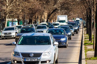 Trafiğin en yoğun olduğu saatte. Romanya 'nın Bükreş kentinde araba kirliliği ve trafik sıkışıklığı, 2022