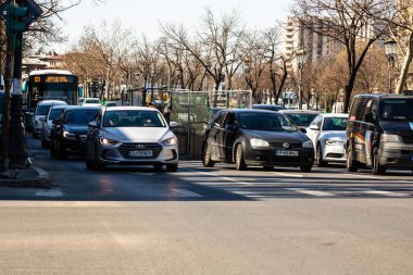 Trafiğin en yoğun olduğu saatte. Romanya 'nın Bükreş kentinde araba kirliliği ve trafik sıkışıklığı, 2022