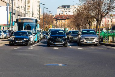 Trafiğin en yoğun olduğu saatte. Romanya 'nın Bükreş kentinde araba kirliliği ve trafik sıkışıklığı, 2022