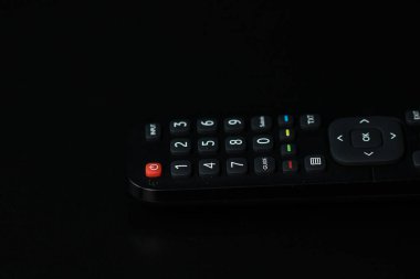 Seçici odak, TV uzaktan kumanda düğmelerinin detayları. Bükreş, Romanya, 2021.