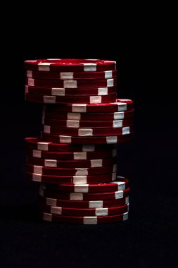 Siyah arkaplanda poker çipleri yığını