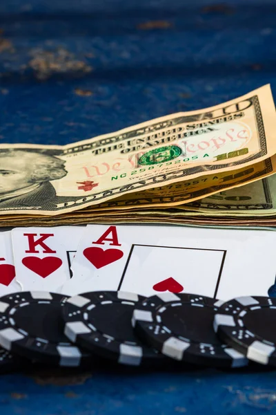 Tumpukan Chip Poker Dengan Uang Dan Kartu — Stok Foto