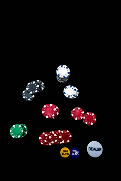 Stapel Von Pokerchips Auf Schwarzem Hintergrund — Stockfoto