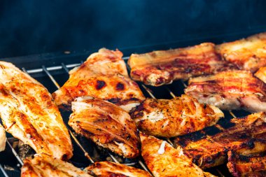 Kömür ızgarasında pişen sebzeli leziz ızgara et.