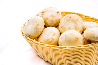 Taze şampiyonlar, hasır sepetteki şampiyon mantarlar izole edildi.