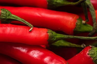 Kırmızı kırmızı biberler, yaklaşın. Kırmızı biberlerin arka planı