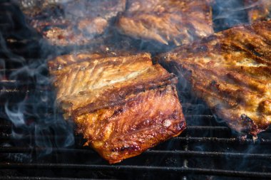 Kömür ızgarasında ızgara uskumru ve duman..