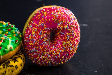 Şekerli donutlar izole edilmiş. Renkli donutları kapat.