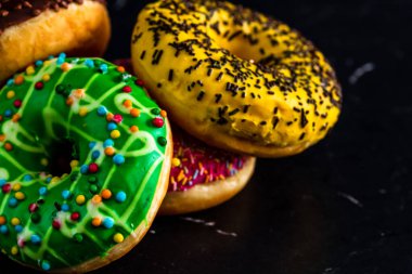 Şekerli donutlar izole edilmiş. Renkli donutları kapat.
