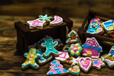 Tahta masadaki ev yapımı Noel kurabiyeleri.