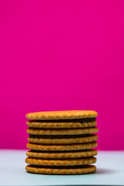 Çikolata kremalı yuvarlak bisküviler, çikolatalı bisküviler izole edilmiş..