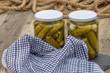 Kırmızı biber turşulu cam kavanozlar ve izole edilmiş salatalık turşusu. Çeşitli sebze turşulu kavanozlar. Kaba bir kompozisyonda yiyecek konseptini korudu.