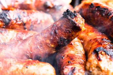 Barbekü ızgarasında ev yapımı sosislerin detaylarını kapat. Barbekü, ızgara ve yemek konsepti.