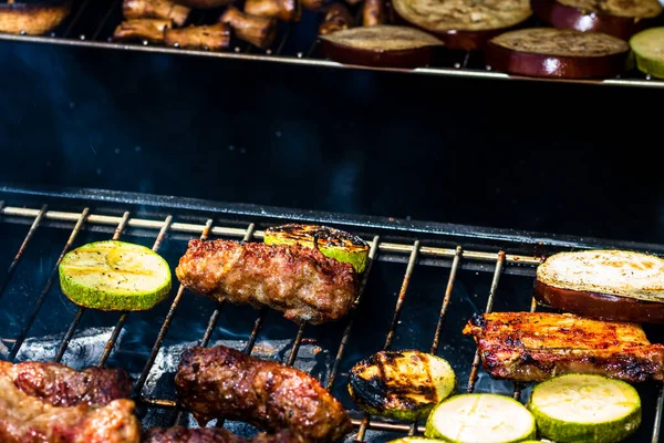 불리우는 고기를 바베큐 야채와 붓는다 불타는 광주리 — 스톡 사진