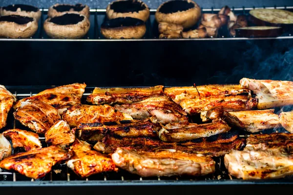 Geassorteerde Heerlijke Lekkere Gegrild Vlees Met Groenten Wordt Gekookt Houtskool — Stockfoto