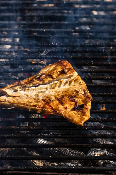 Gegrilde Makreel Vis Met Rook Een Houtskoolbarbecue — Stockfoto