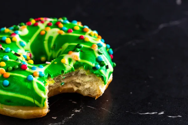 Rosquilla Acristalada Verde Con Aspersiones Aisladas Primer Plano Colorido Donut — Foto de Stock