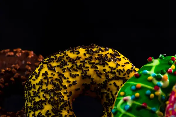 Rosquillas Acristaladas Con Aspersiones Aisladas Primer Plano Rosquillas Colores — Foto de Stock