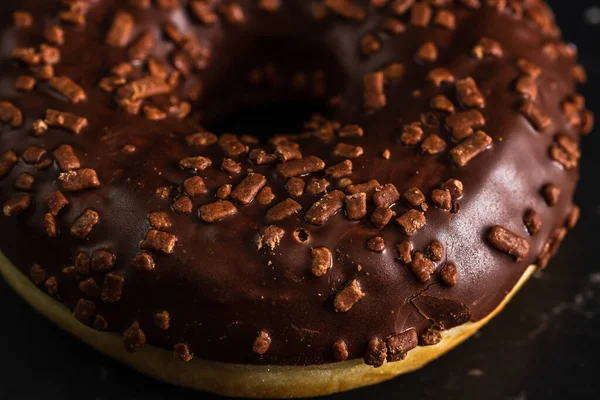 Donut Chocolate Com Lascas Chocolate Isoladas Close Delicioso Donut — Fotografia de Stock