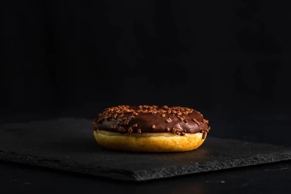 초콜릿으로 유약을 도넛에 초콜릿칩을 놓았습니다 맛있는 도넛을 클로즈업 — 스톡 사진