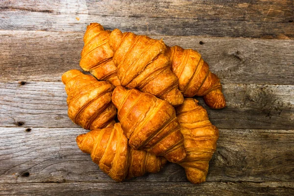 Вкусные Свежие Круассаны Изолированные Деревянной Доске Французский Завтрак — стоковое фото