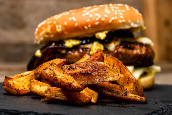 Hausgemachte Frische Leckere Käseburger Und Bratkartoffeln Auf Einem Holztisch — Stockfoto