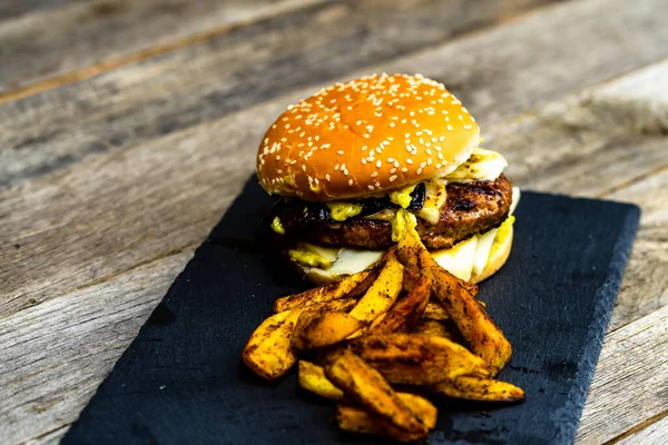 Hausgemachte Frische Leckere Käseburger Und Bratkartoffeln Auf Einem Holztisch — Stockfoto