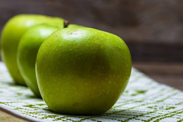 Részlet Érett Zöld Almák Asztalon — Stock Fotó