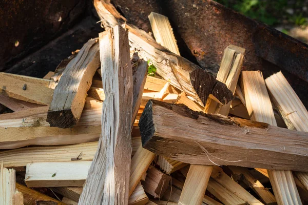 石炭を形成する木材チップを燃焼させるバーベキュー準備 — ストック写真