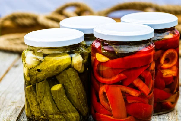 Pots Verre Avec Poivrons Rouges Marinés Concombres Marinés Cornichons Isolés — Photo