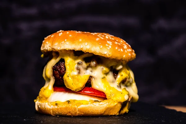Detail Fresh Tasty Beef Cheeseburger Melted Cheese Isolated Black Background — Stock Photo, Image