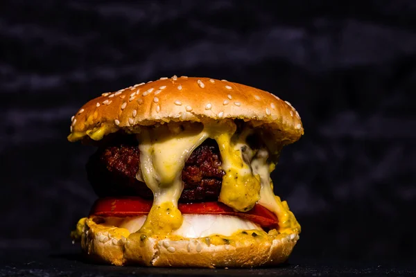 Detail Fresh Tasty Beef Cheeseburger Melted Cheese Isolated Black Background — Stock Photo, Image