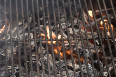 Açık ateşte yanan kömür ızgarası, seçici odaklı biftek hazırlama barbekü konseptine hazır..