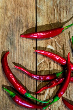 Ahşap masa üzerinde kırmızı biber