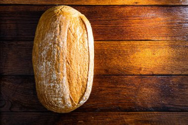 Tahtada taze pişmiş ekmek. Ev yapımı ekmek.