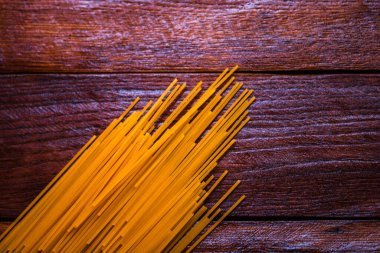 Tahta masada makarna ve sarımsak.