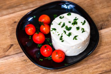 Lezzetli beyaz peynir, baharatlar ve domatesler.
