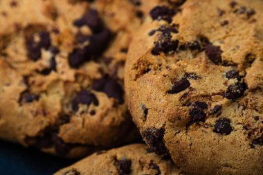 Çikolatalı kurabiye dokusu. Çikolata parçacıklı kurabiyeler, çikolatalı kurabiyeler.