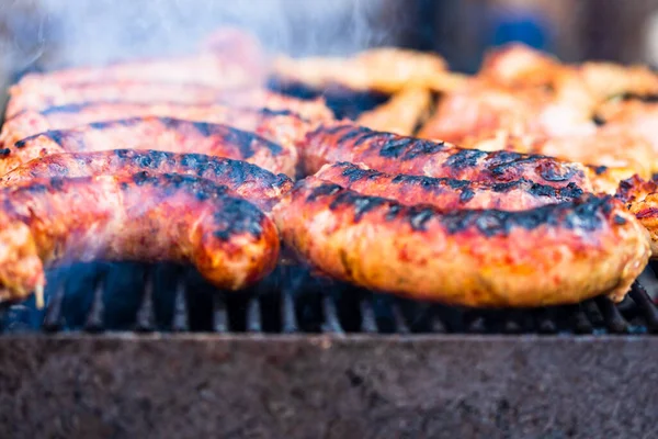 在烤肉架上烤香肠和猪排 花园里的烤肉 — 图库照片