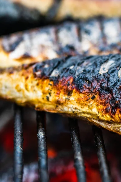 炭火グリルで魚を焼きます 新鮮な魚のバーベキュー — ストック写真