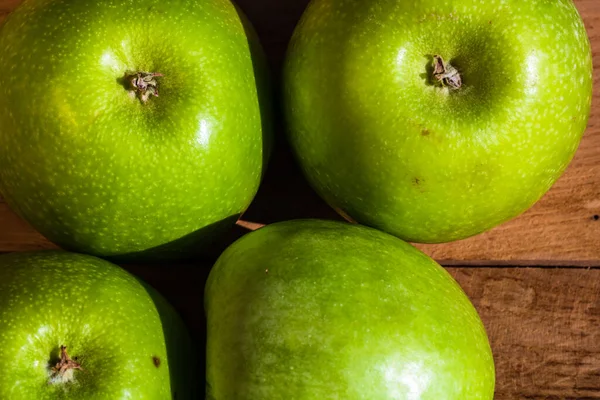 Részlet Érett Zöld Almák Asztalon — Stock Fotó