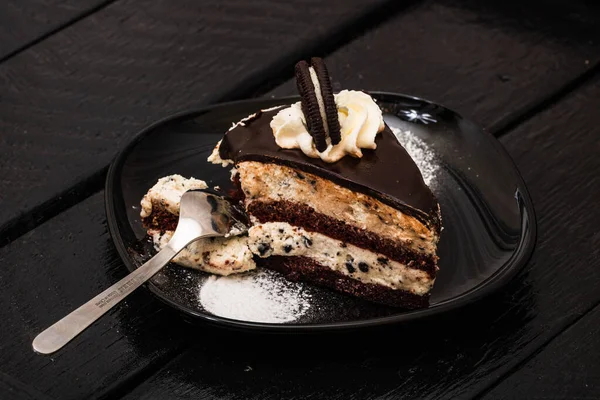 Comer Cheesecake Cremoso Com Biscoitos Chocolate Biscoitos Creme — Fotografia de Stock