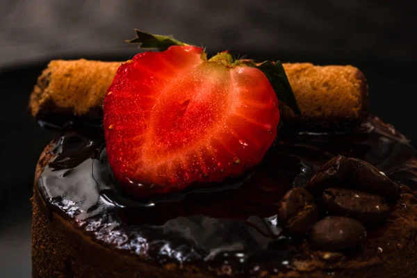 Μους Σοκολάτας Φράουλα Και Σοκολάτα Μαύρο Πιάτο — Φωτογραφία Αρχείου