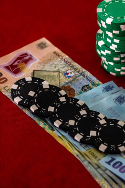 Kırmızı arka planda parası olan poker çipleri yığınları, Romanya LEI para birimi