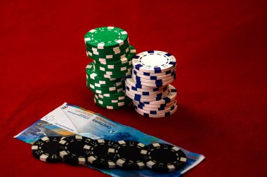 Kırmızı arka planda parası olan poker çipleri yığını, CHF para birimi