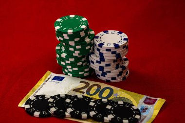 Kırmızı arkaplanda parası olan poker çipleri yığını, EURO para birimi