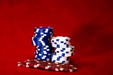Kırmızı arkaplanda poker çiplerinin karışımı