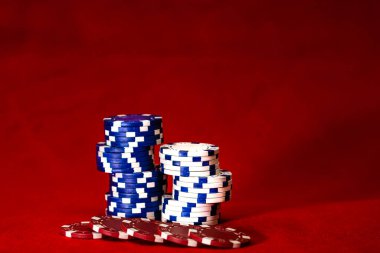 Kırmızı arkaplanda poker çiplerinin karışımı