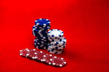 Kırmızı arkaplanda poker çiplerinin karışımı