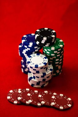 Kırmızı arkaplanda poker çiplerinin karışımı